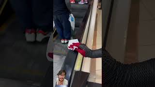 Limpando A Escada Rolante