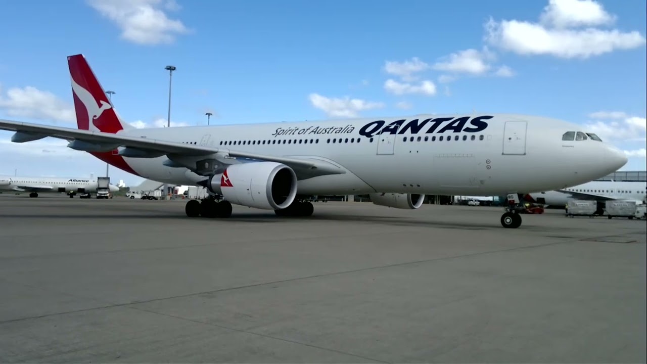 Planespotting#brisbane Domestic Airport#arrival  A330-200 VH-EBO gate 20#arrivals