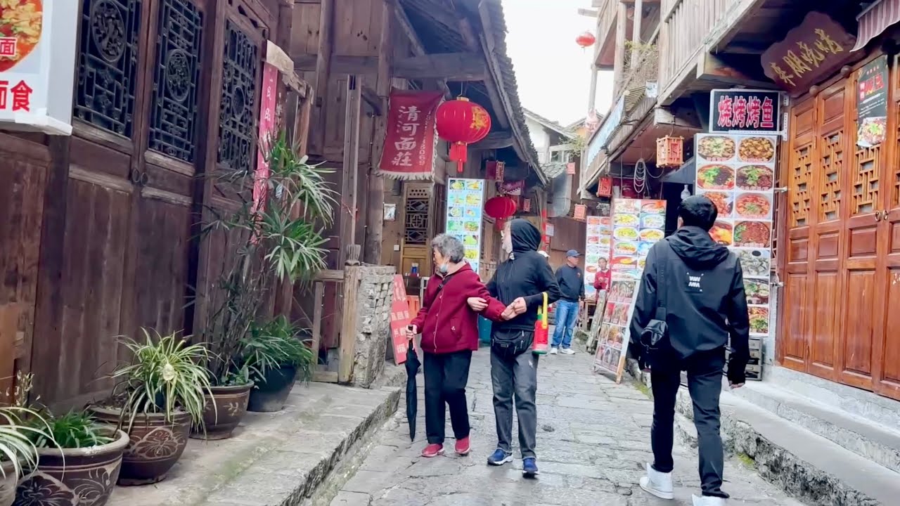 重庆乌江边的千年古镇，风景迷人。游客大部分是大妈大爷