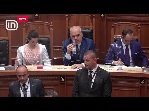 Opozita bllokon foltoren e Kuvendit. Rama sulmohet me miell, vezë dhe ujë | IN TV Albania