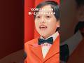 100年以上前の曲を歌い上げる司会のともや