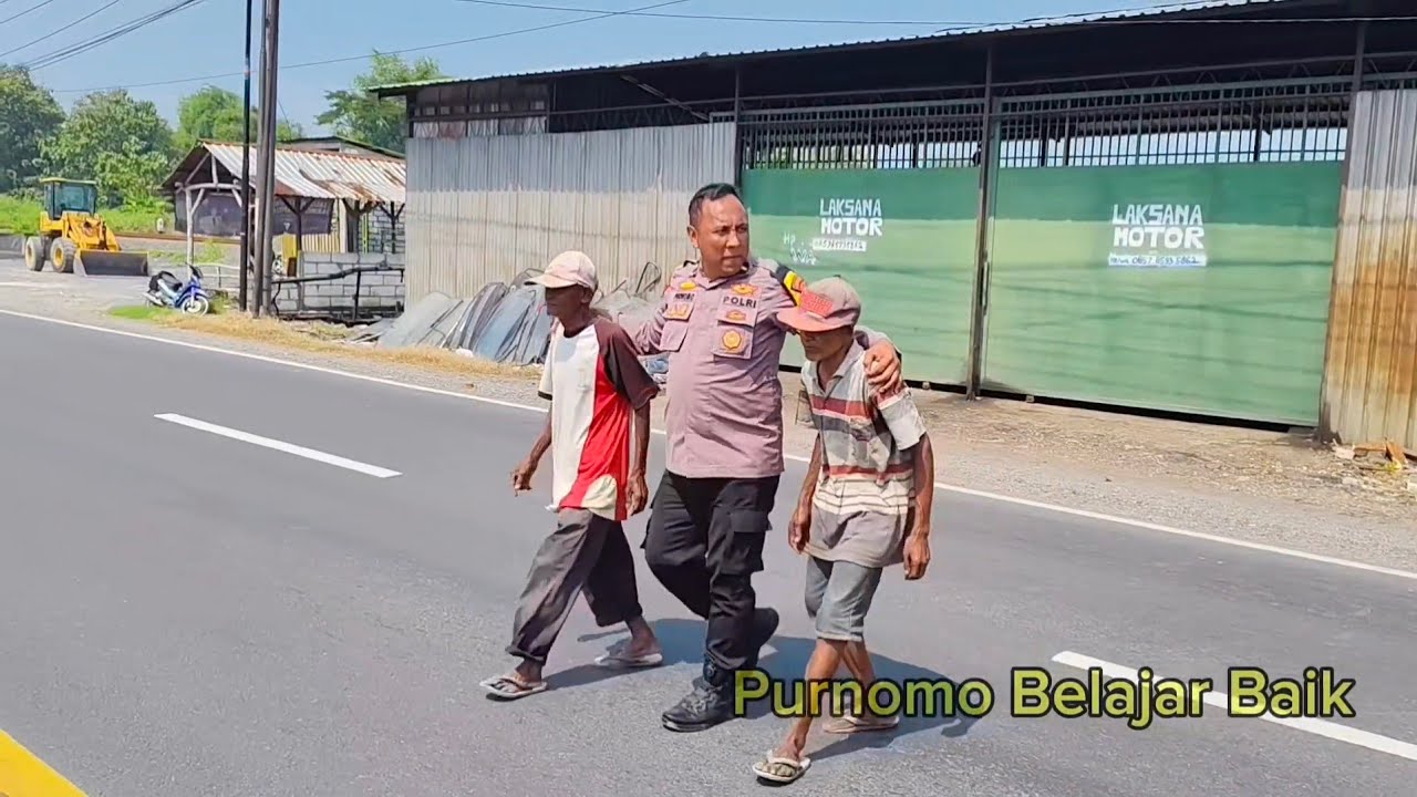 KETEMU 2 KAKEK BERSAUDARA KELILING CARI ROSOKA.JALAN KAKI BECAKNYA RUSAK. DIAJAK PAK PURNOMO MAKAN 