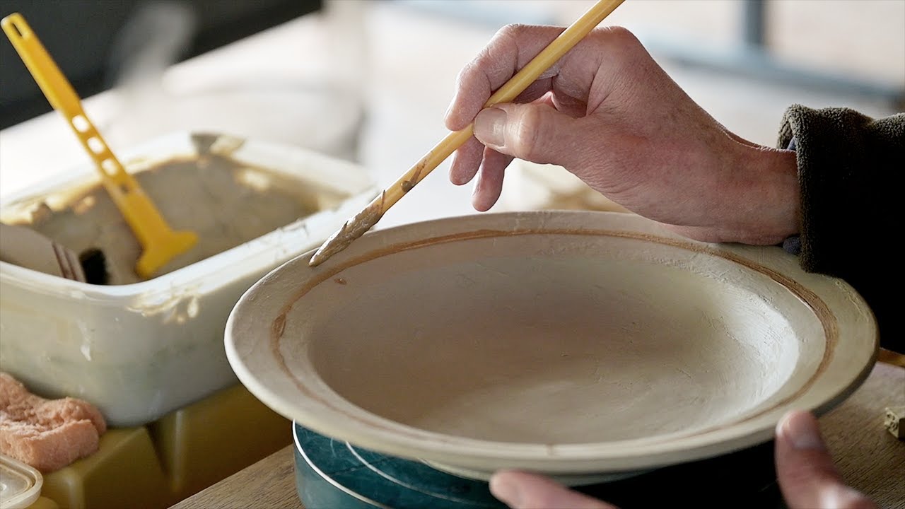 The process of making a rimmed deep dish that looks like ruins. 糸島の陶芸家 風唄窯