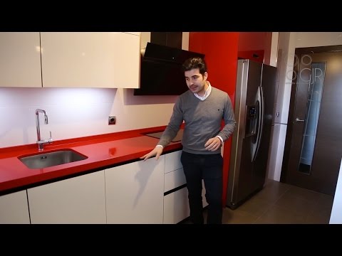 Cocina moderna color blanco y rojo con tirador oculto gola negro ... Cocinas integrales rojo blanco negro