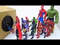 スパイダーマン、ハルク、アイアンマン、マーベル アべンジャーズがすぽすぽボックスに入っていくスーパーヒーローおもちゃ