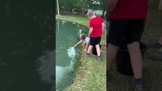 Kid catches fish using just his hands screenshot 3