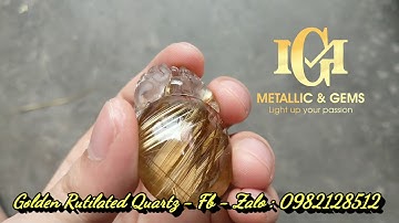 Mặt thạch anh tóc vàng bã mía hình đôi tỳ hưu quay đầu vào nhau ở phía trên hình bầu tròn