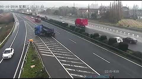 Reckless driver causes two lorries to crash BEST QUALITY VIDEO