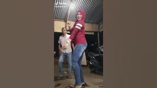 Tiktok tante jilbab pamer bokong