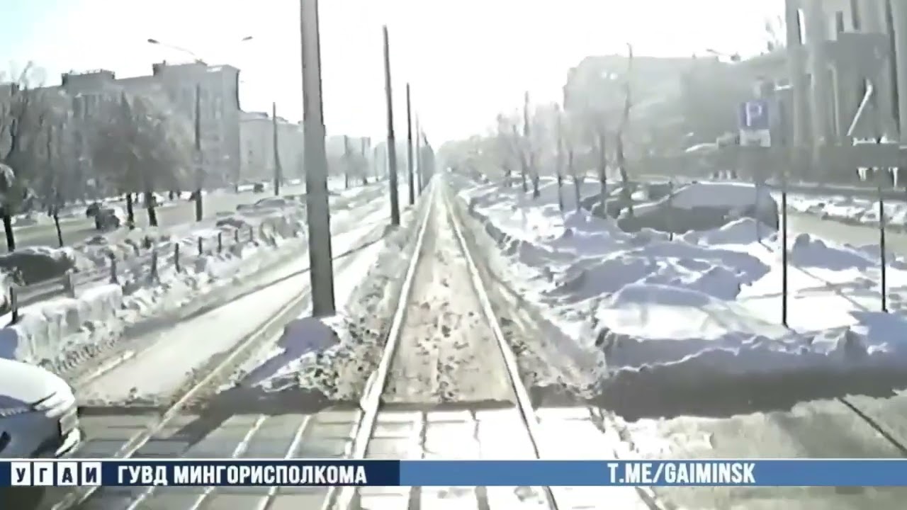 Автомобиль врезался в трамвай на Старовиленском тракте