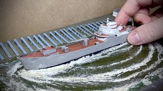 DIORAMA  LOWERING THE SHIP ON THE WATER 1/700