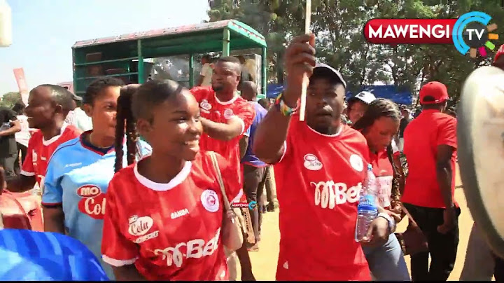 HII NI BALAA SASA MASHABIKI WA SIMBA WAAMUA KUCHEZA KIGOMA NJE YA DIMBA LA BENJAMINI MKAPA
