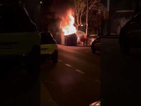 Contenedor incendiado intencionalmente en la calle Río Urdiales de Ponferrada