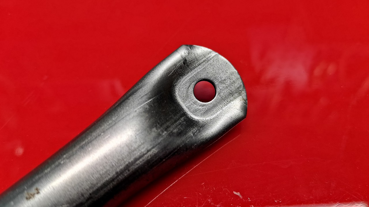 Штамп для сплющивания, пробивки и обрезки конца трубы 20х12 за один удар.