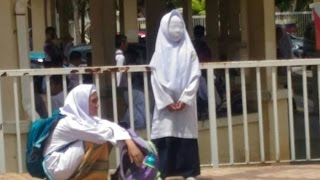 Foto Dua Siswi Sedang Tunggu Jemputan Ini Gegerkan Dunia Foto Dua Siswi Sedang Tunggu Jemputan Ini Gegerkan Dunia