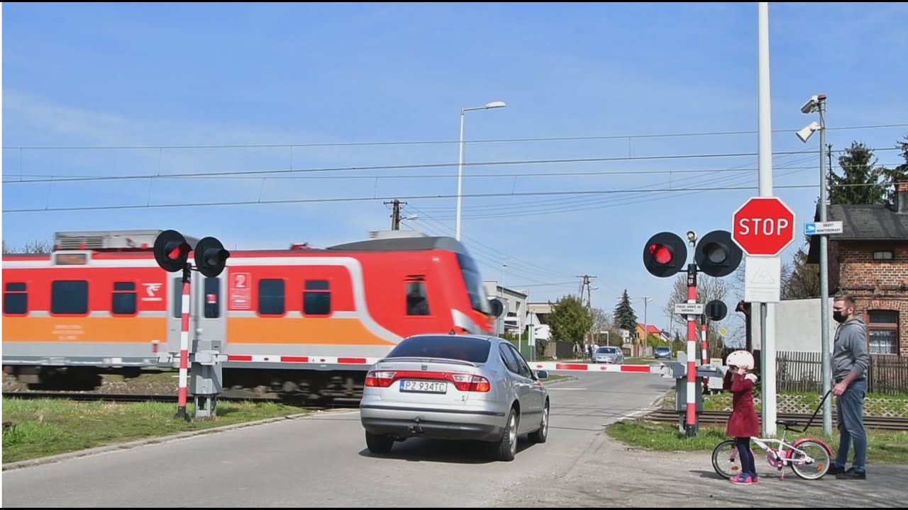 Przejazd kolejowy w Robakowie na ul. Szerokiej - EN57AL