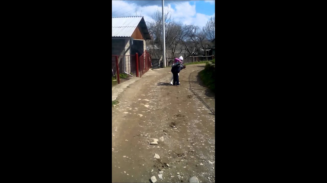 Девушка бьет сковородкой Девушка бьет сковородкой