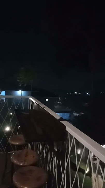 Suasana villa safari puncak bogor di malam hari