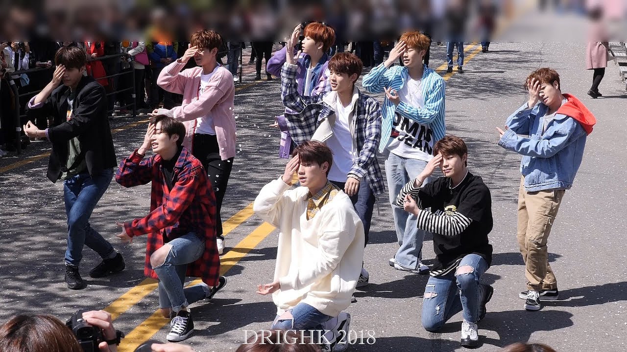 UNB(유앤비) '감각' 전체직캠fancam [180411 여의도 윤중로 벚꽃 버스킹]
