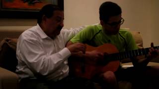 Abuelo improvisa una cancion mientras nieto toca guitarra