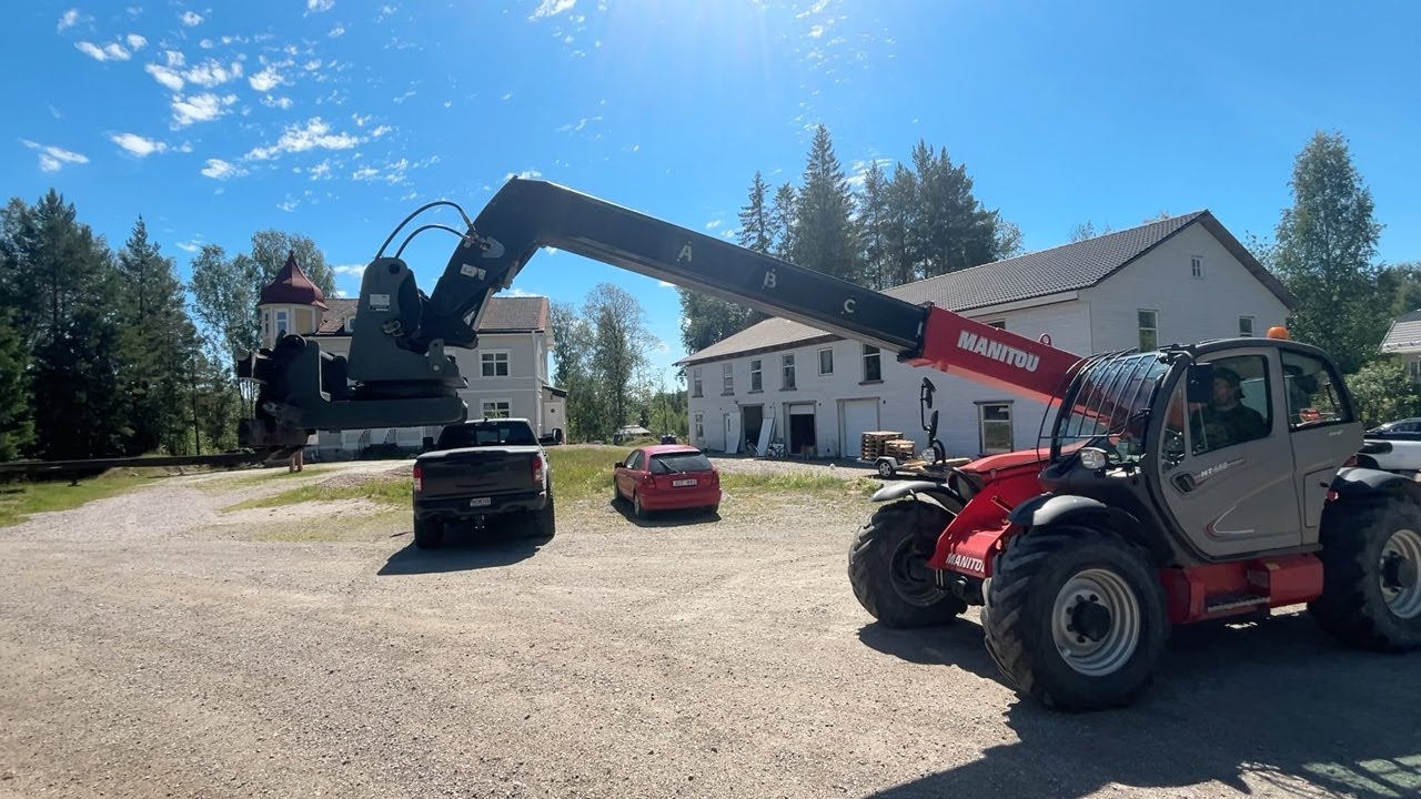 Köp Teleskoplastare Manitou MT 835 med redskap på Klaravik