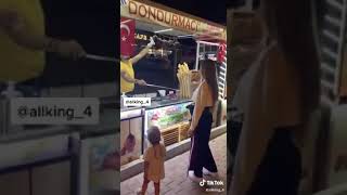 Tik toبائع الايس كريم التركي يرقص مع اجمل فتاة فرنسية على  اغنية والله شكلي حبيتك 💑👫حمادي نشواتي screenshot 4