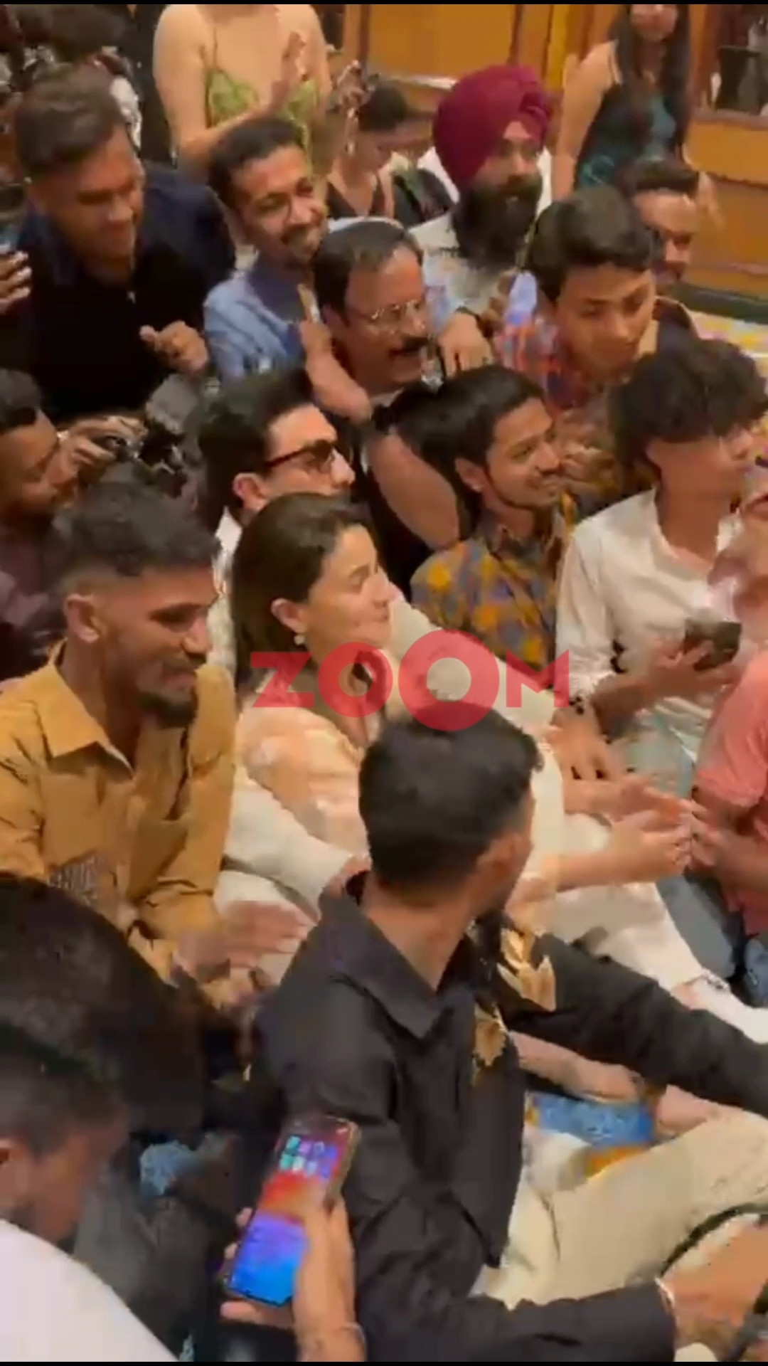 Ranbir Kapoor's PROTECTIVE gesture towards Alia Bhatt during their photoshoot with paps #shorts