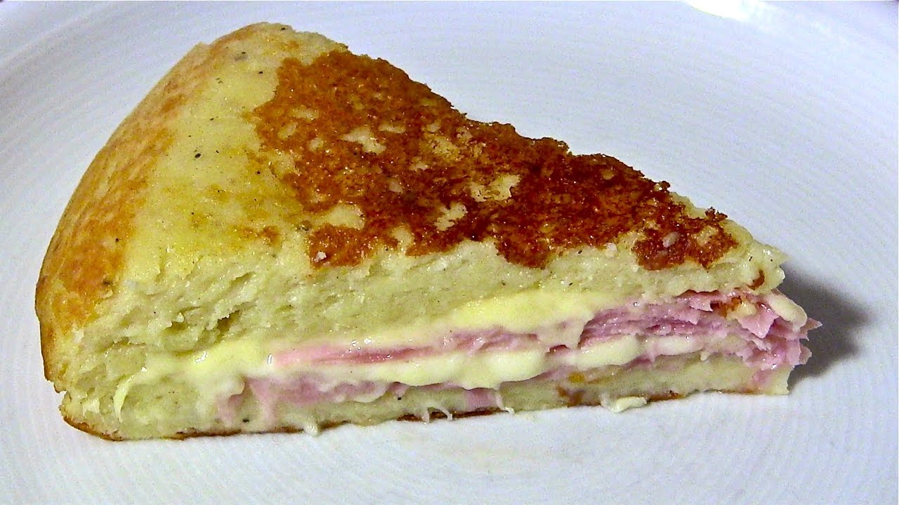 tortilla de patatas-kartoffelomelette mit Schinken und Käse gefüllt ...