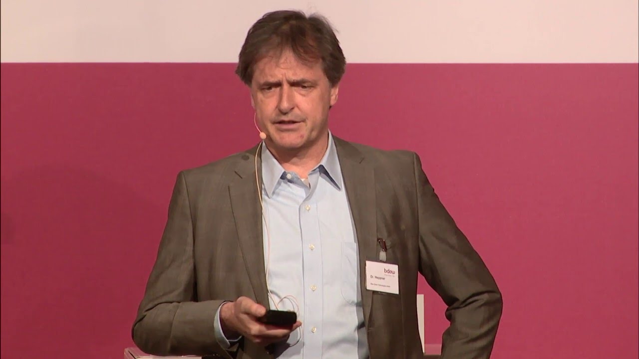 Dr. Henning Heppner speaking at a Pecha Kucha event on renewable energy in mobility