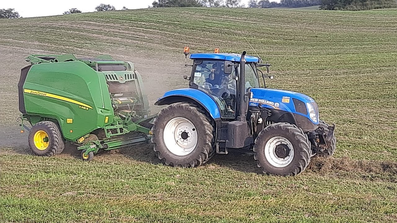 Tractor New holland T7 baling whit john Deeere V451R