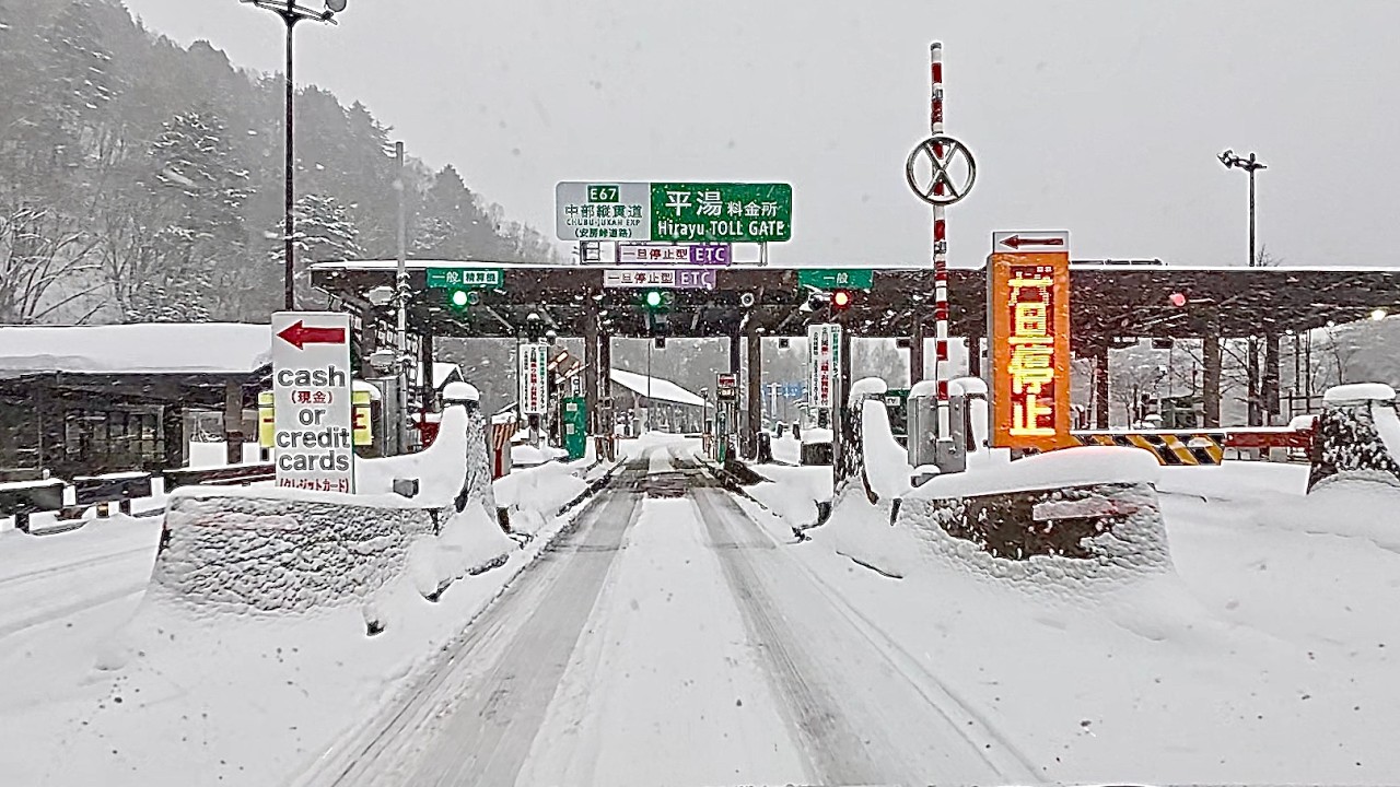 真冬の安房越え　北アルプス雪道走行　冬季通行止めの安房峠を国道158号線と安房トンネルを走行　長野県松本から岐阜県高山　岐阜県側は大雪運転
