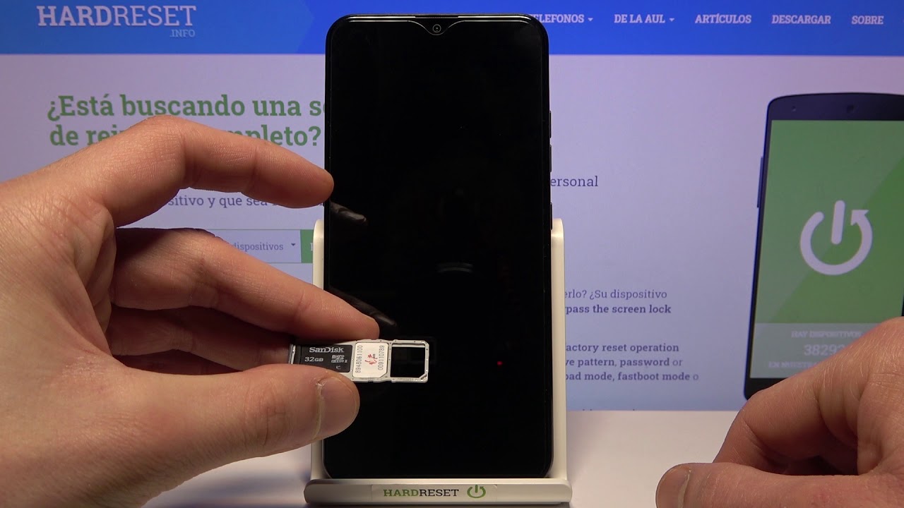 Cómo poner tarjeta SIM y tarjeta de memoria en LG K22 - colocar chip y