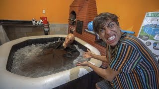 O MONSTRO ASSUSTADOR INVADIU MINHA JACUZZI!