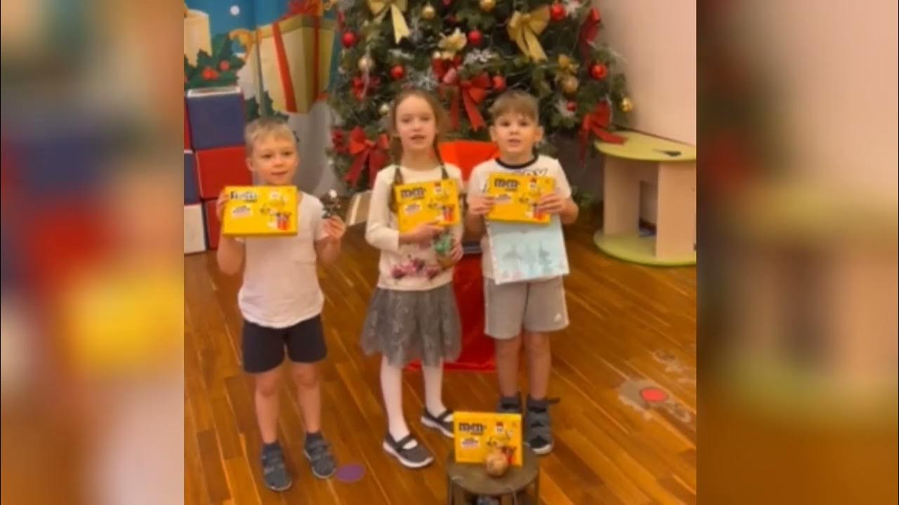 Рукавица деда мороза. Танцующий дед мороз на утреннике в детском саду. Новогодние варежки. Варежки деда мороза. Рукавичка деда мороза в детский сад.