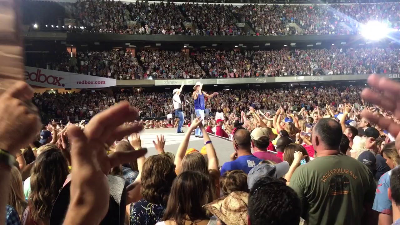 kenny-chesney-david-lee-murphy-everything-s-gonna-be-alright-live