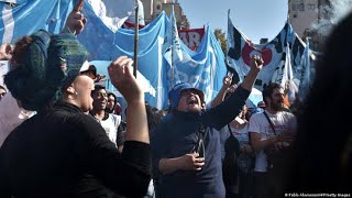 'Off the street, but not out of poverty'- Thousands march in Buenos Aires against sky-high inflation