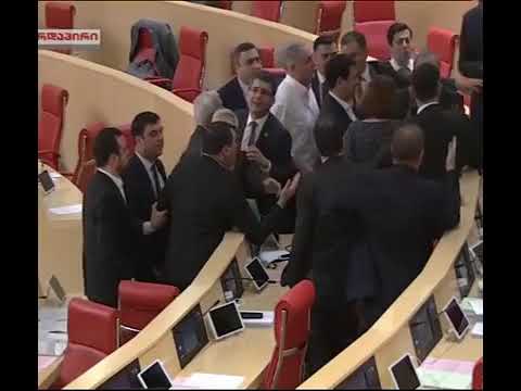 „ხელი აუქნიე ბებიაშენს, ბიჭო შე იდიოტო“ - ზაზა პაპუაშვილი