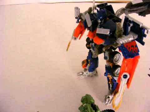 Optimus Prime deconstructs the Constructicons