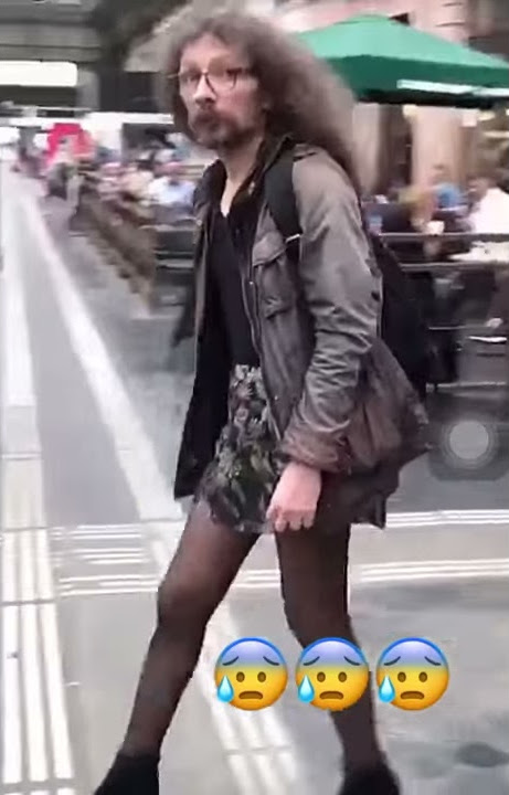 Un homme travesti au look original à la gare !
