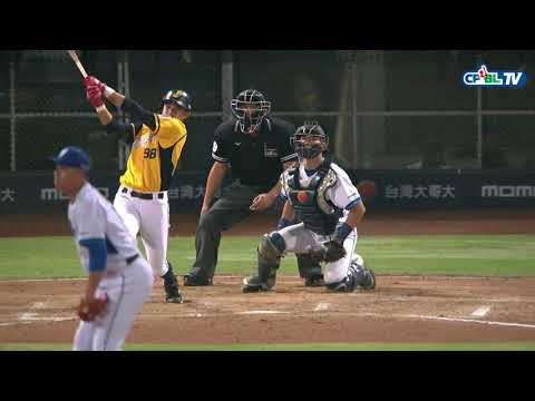 10/02 中信 vs 富邦 八局上，岳東華靠著林哲瑄守備瑕疵下，一路衝到三壘得分大門