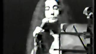 Yoko Ono - &quot;Yes I&#39;m a Witch&quot; (excerpt) live in Japan, 1974