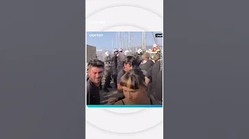 مئات المتظاهرين يجتمعون في ميناء فولو باليونان لمنع السفينة كراون آيريس الإسرائيلية من الرسو 