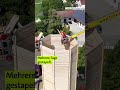 Dorf stapelt 25 Meter Holzturm - und Wind stürzt ihn um! | #Shorts