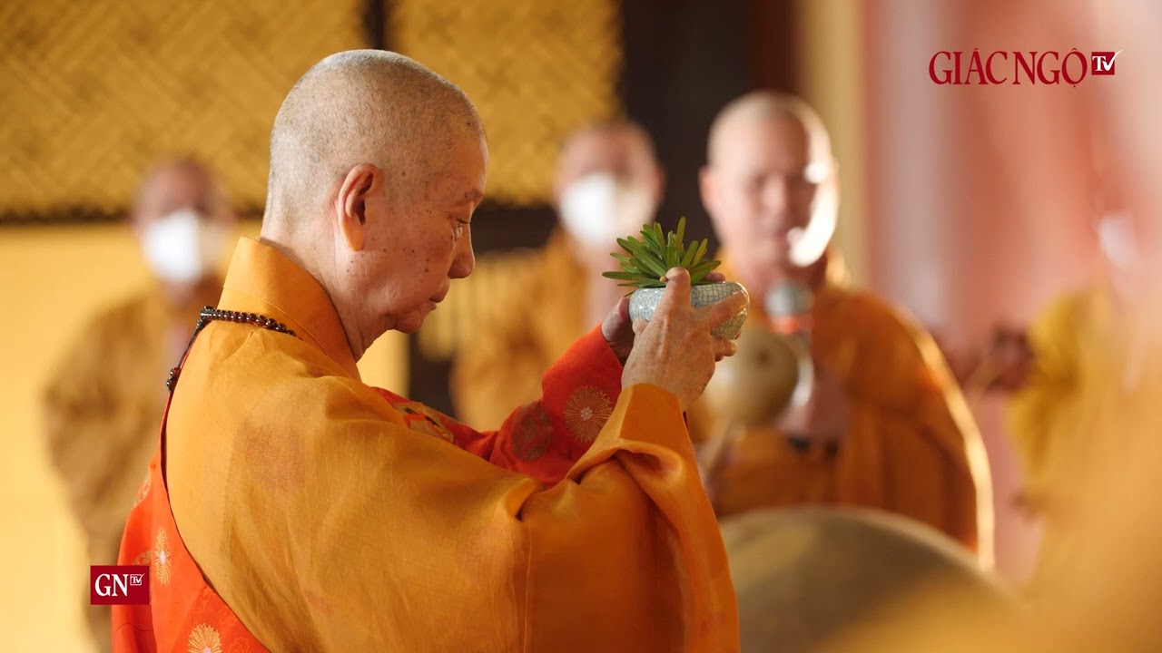 Sái tịnh khai đàn tràng pháp hội, trì tụng kinh Dược Sư tại chùa Huê Nghiêm