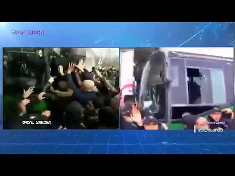 დაძაბულობა კახეთში _ დავით კირკიტაძემ პოლიციის ავტობუსის შუშა ჩატეხა
