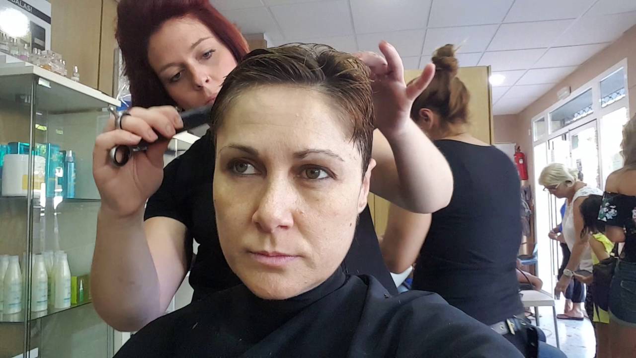 MAÑANA EN LA PELUQUERÍA BARBERSHOP