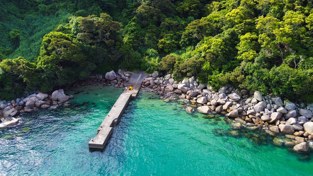 山奥の誰も来ない堤防で、テントを張って釣りをする...