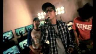 Miniatura del video "FOODCOURT - MIMPI YANG TERTUNDA feat ADI & VIKO DONLEGO"