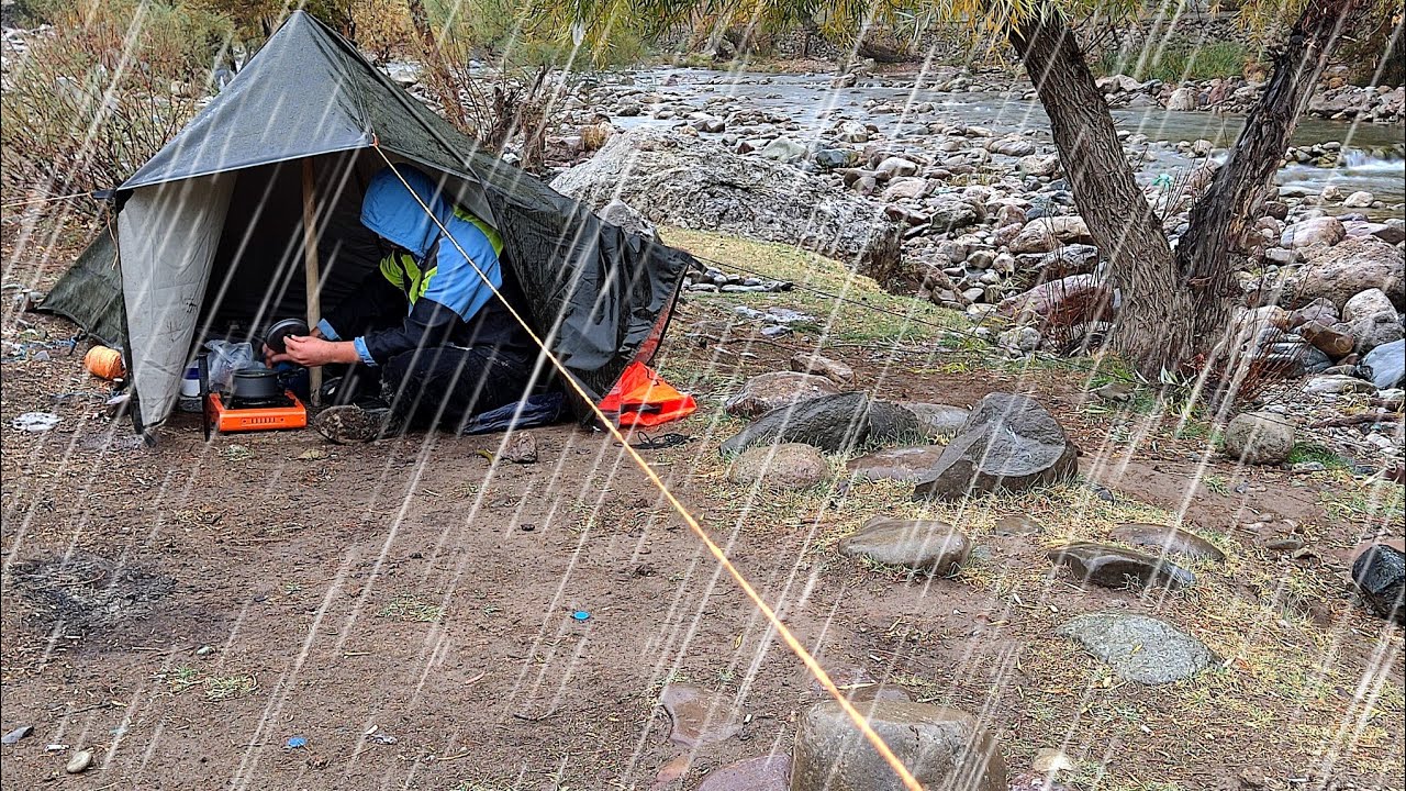Solo camp in heavy rain _ Building a shelter in the rain_ ASMR ...