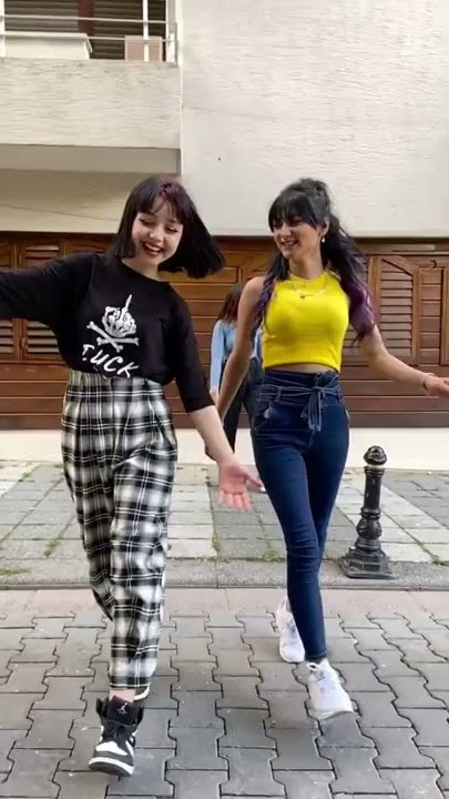 Yeşim @yesimresmi1 - Kimlerle slowmo istiyorsunuz bakalım 😅😘 #YSFC YENİ #TİKTOK VİDEO #Shorts